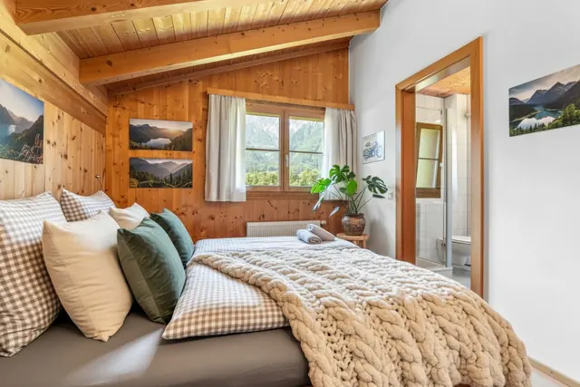 Schlafzimmer mit Holzverkleidung