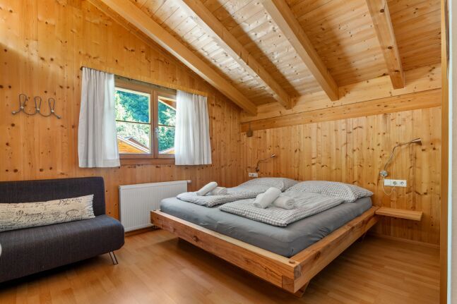 Bedroom with wood panelling inside the chalet
