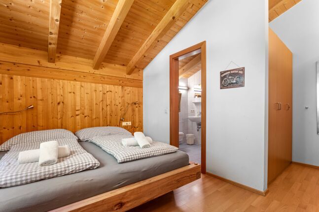 Second bedroom with cosy furnishings